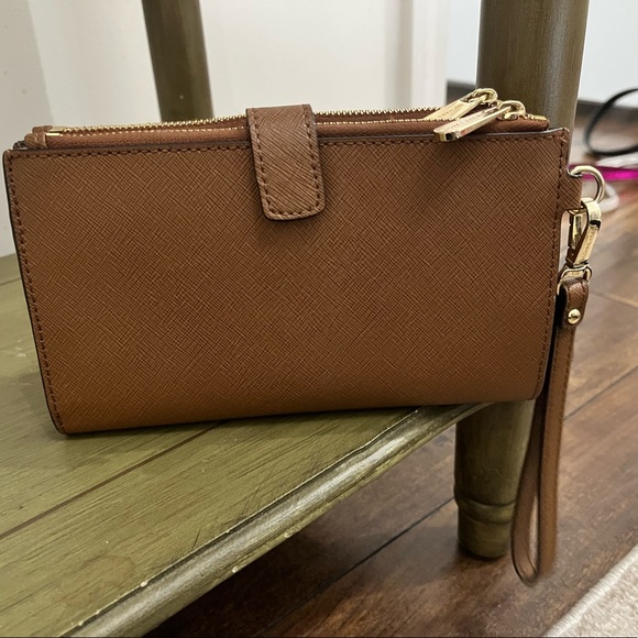 Michael Kors wristlet with space for your phone - Picture 2 of 3